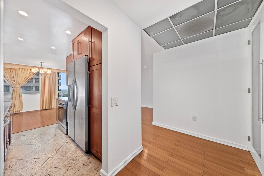 Building Photo - 10751 Wilshire Blvd