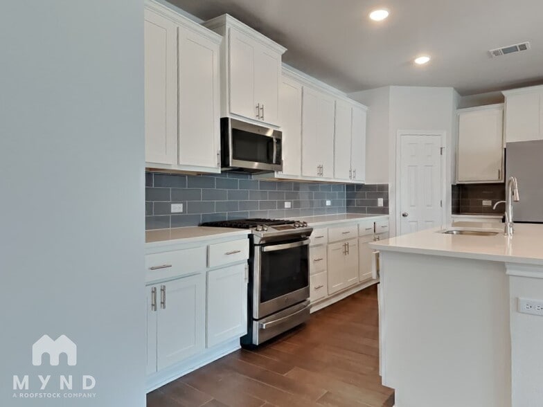 Building Photo - 2909 Salvidar Bend