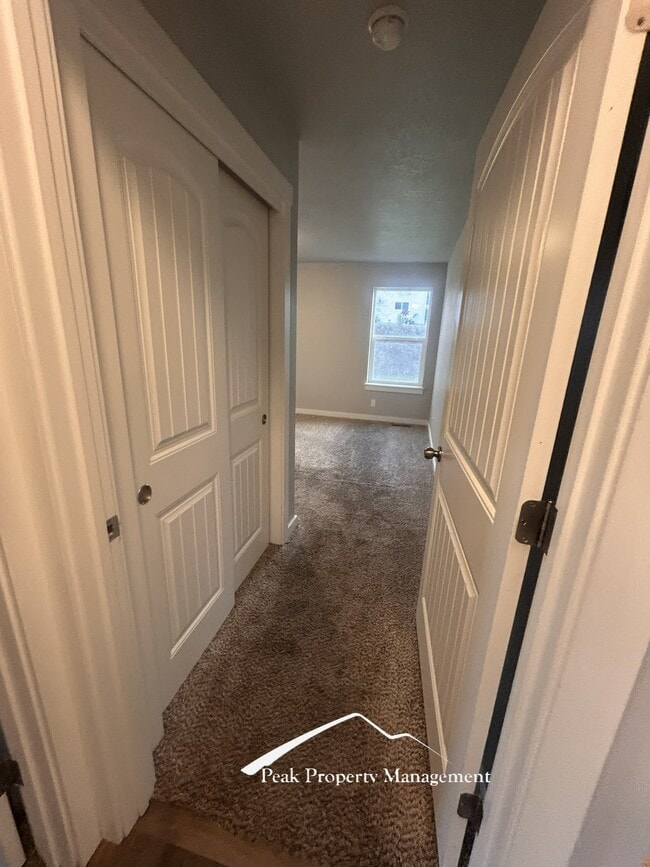 Building Photo - 2070 Kelly Dr