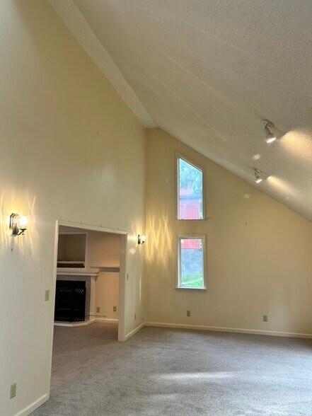 Building Photo - 1503 Strawberry Ln