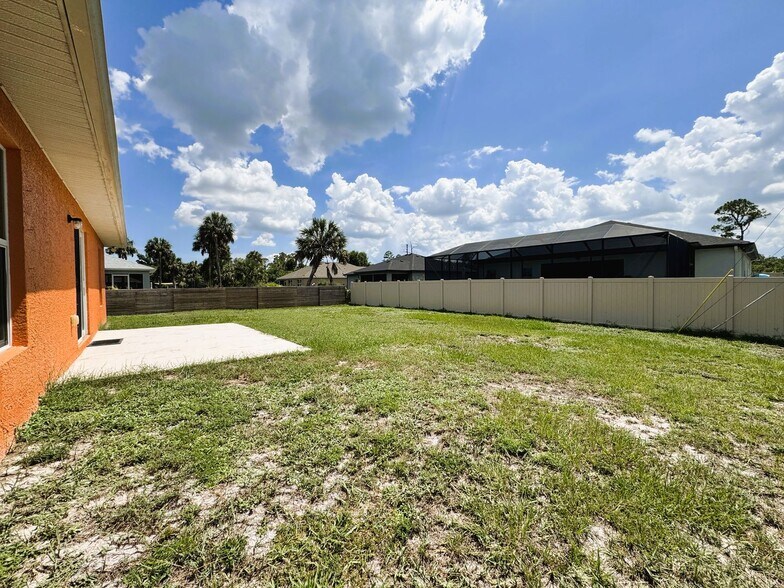 Building Photo - Your Dream Home Awaits in North Port!