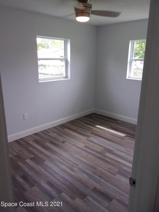 Building Photo - 1240 N Singleton Ave