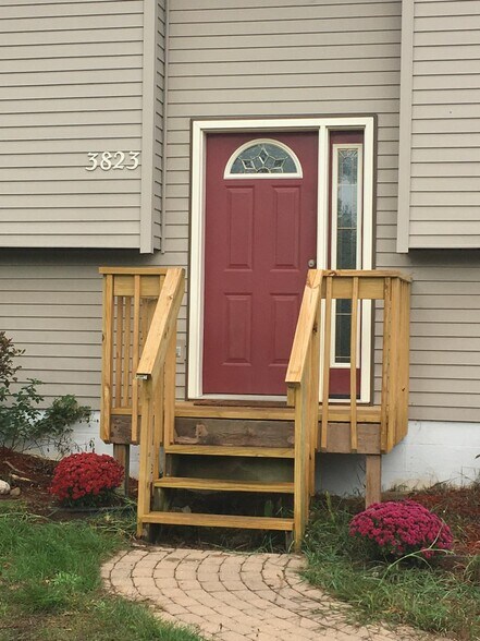 Building Photo - 3823 Leeside Ln