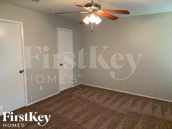 Building Photo - 15310 Meadow Village Dr