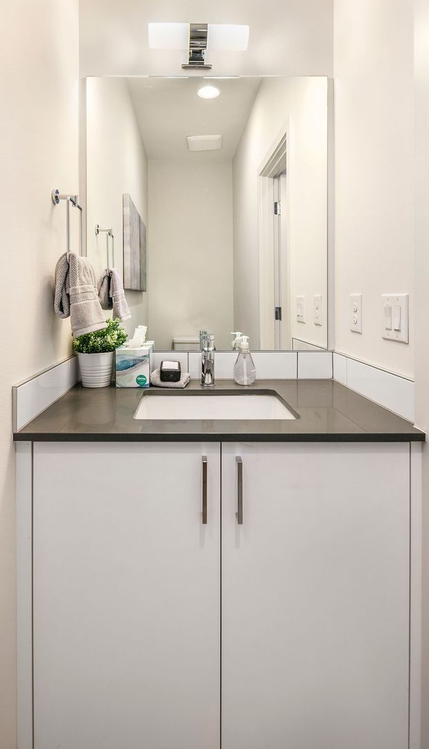 Building Photo - 4Bd/3.5Ba Shoreline Townhome