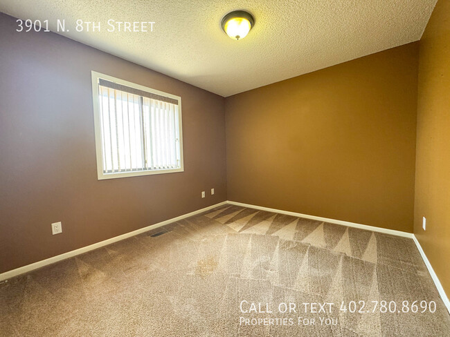 Building Photo - Fully remodeled townhome for rent!