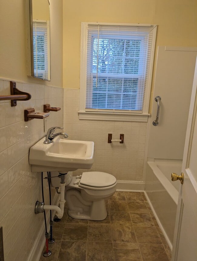 Building Photo - Great 2 Bedroom Home For Rent Near The Library!