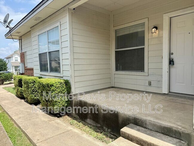 Building Photo - 2817 Southampton Way