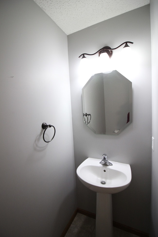 Building Photo - 10515 Pond Curve