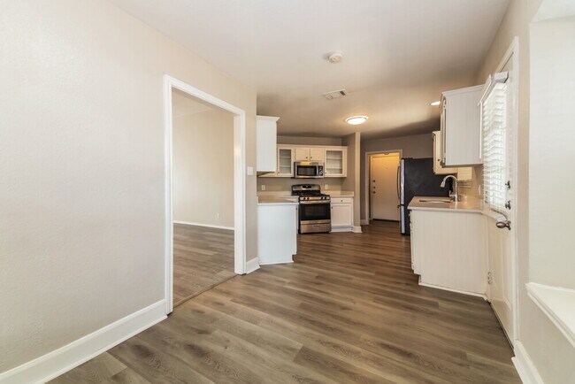 Building Photo - 703 Deep Well Dr