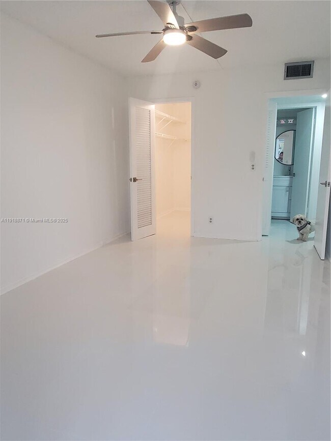 Building Photo - 1076 Cornwall D