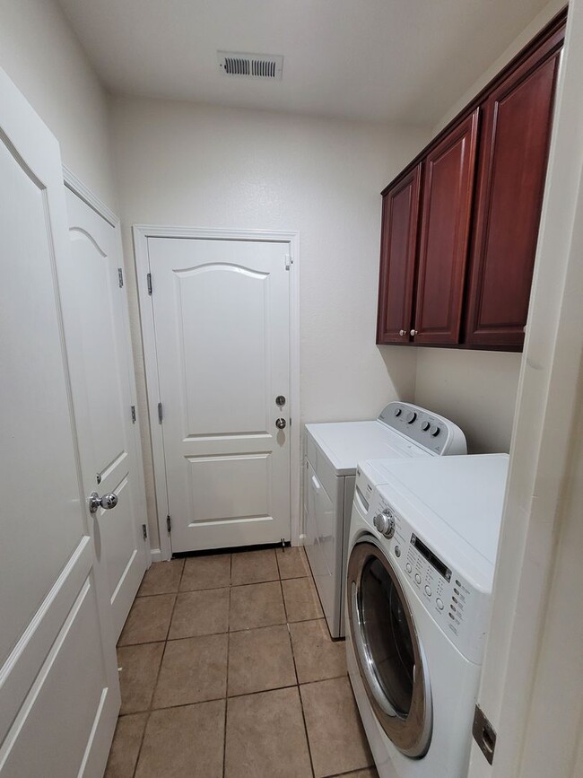 Building Photo - Beautiful 4-Bedroom Brentwood Home on Corn...