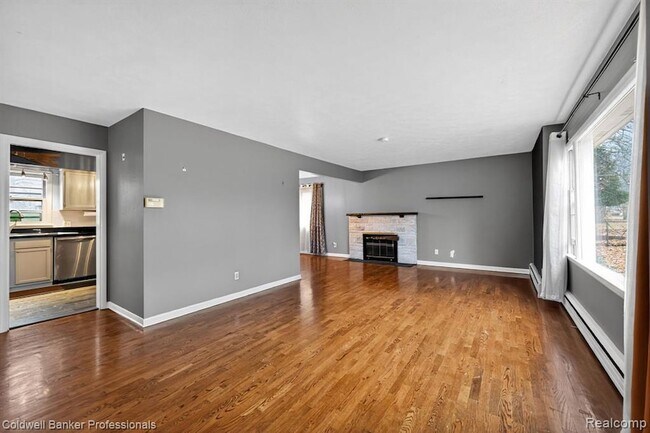 Building Photo - 4448 Greenwood Dr