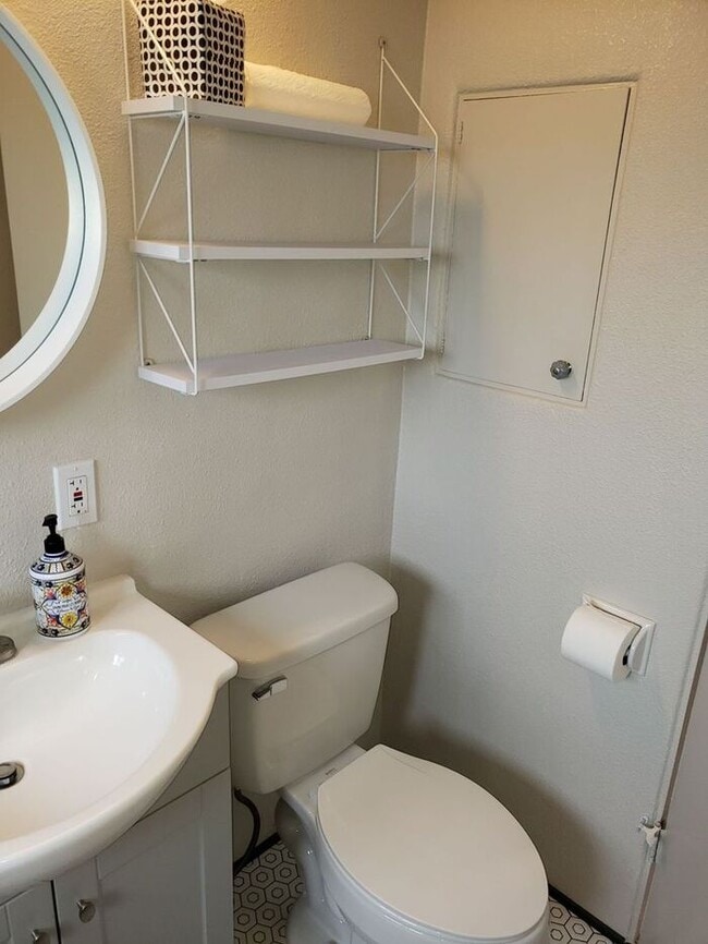 Building Photo - Vintage 1 Bedroom in Kensington with priva...