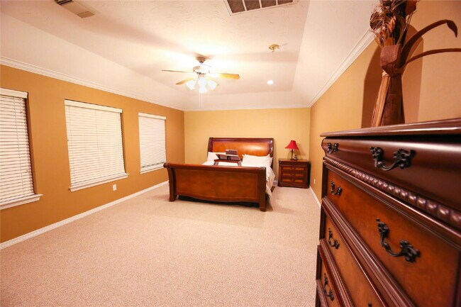 Building Photo - 3 Bed Single-Family Home in Timbergrove Terrace 77008 in Gated Community