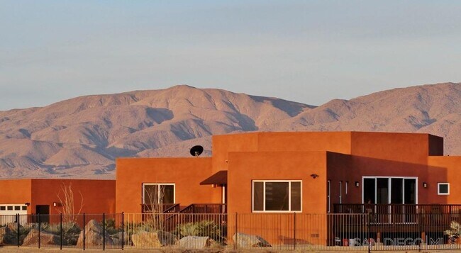 Building Photo - 1815 Palm Canyon Dr