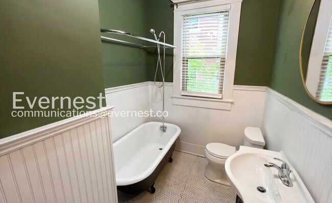 Building Photo - 3 Bed/2 Bath Home with Fenced Yard / Pet-Friendly / Available Now!