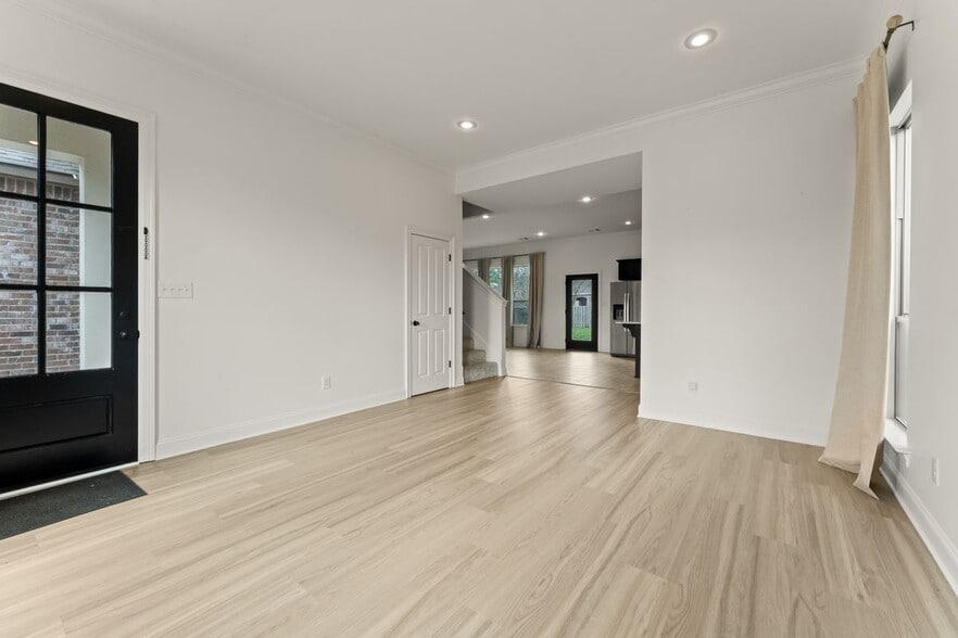 Building Photo - 18642 Lake Harbor Ln