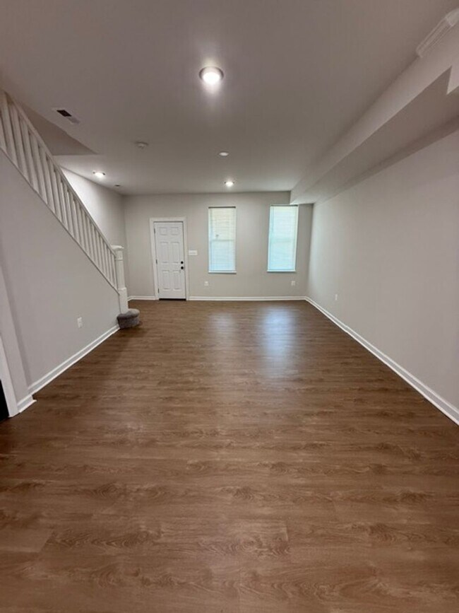 Building Photo - Beautifully Renovated 4BR/2.5BA Home
