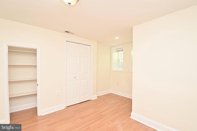 Building Photo - 620 9th St NE