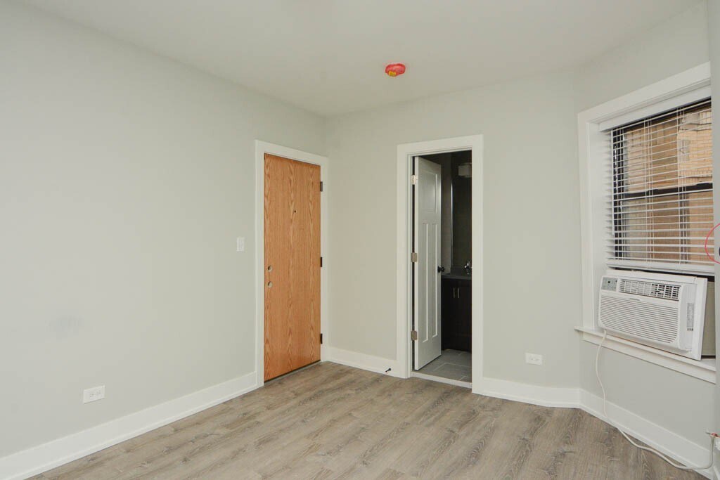 Building Photo - 533 W Belden Ave