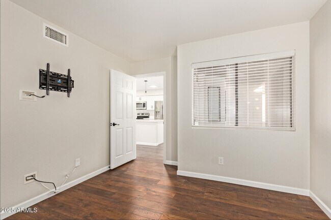 Building Photo - 1424 N Dorsey Ln