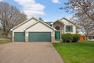 Building Photo - Spacious Home, 6bd, 3ba, 2 levels, 2 kitchens $2900/mo+ utilities