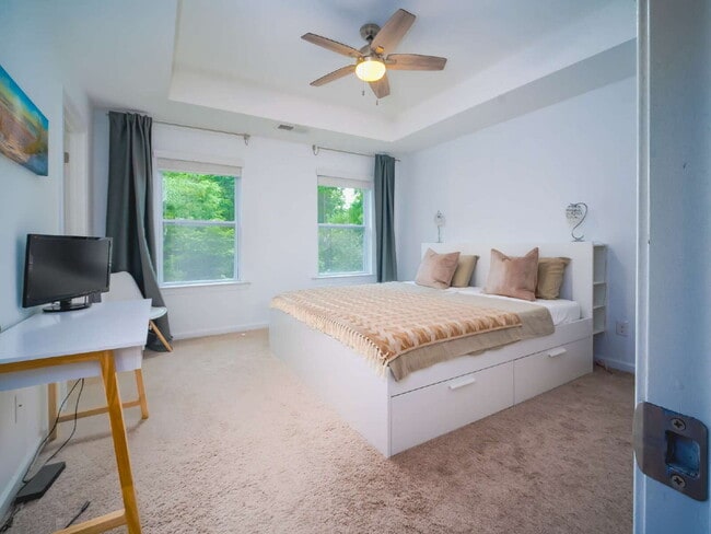 Building Photo - "Exquisite  2-Bed Townhouse with 2.5 Baths in Prime Charlotte Location – 1,531 Sq Ft of Comfort!"