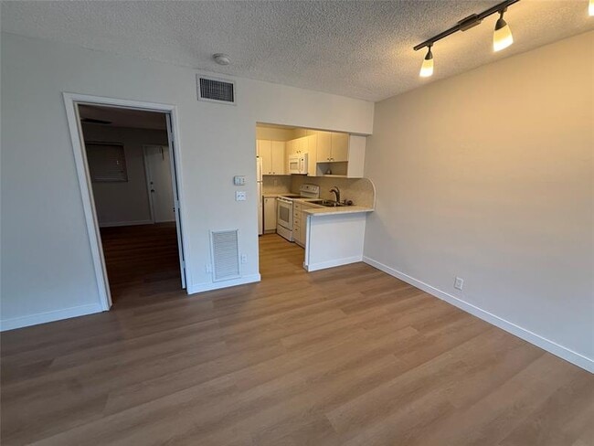 Building Photo - 4009 NE 21st Ave