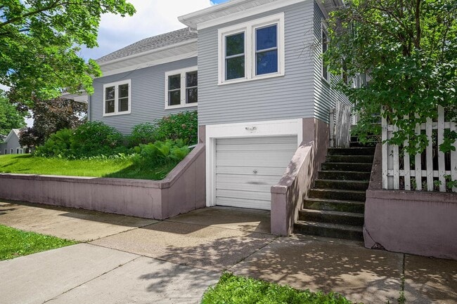 Building Photo - 602 7th St S