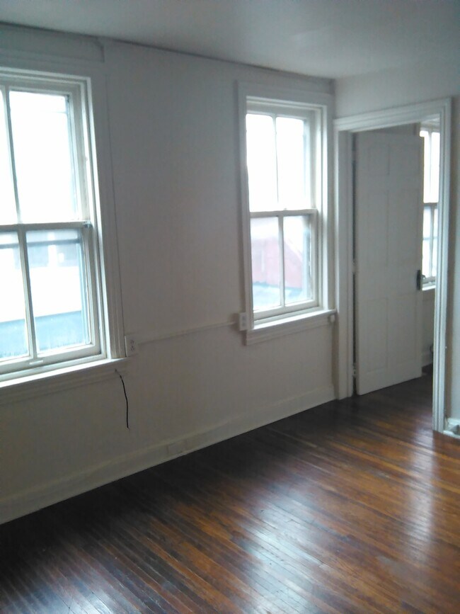 Building Photo - Video in pictures! 3rd Floor 1 Bedroom in Downtown York