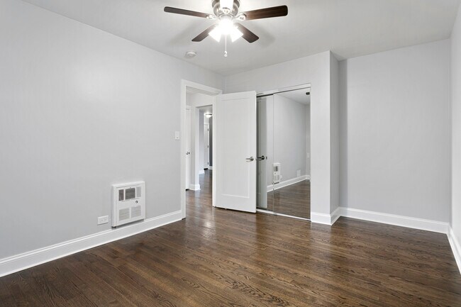 Building Photo - 7634 N Eastlake Terrace