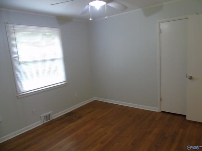 Building Photo - 704 Graycroft Dr SW