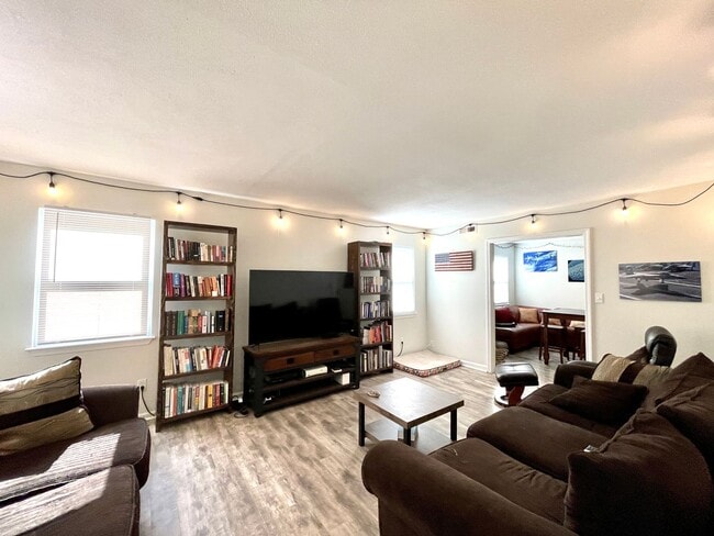 Building Photo - Rare, sought-after 5 bedroom home in Pembroke Meadows.