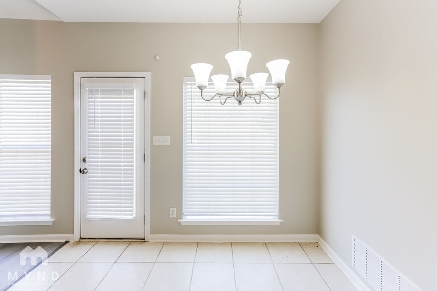 Building Photo - 540 Classic Dr N