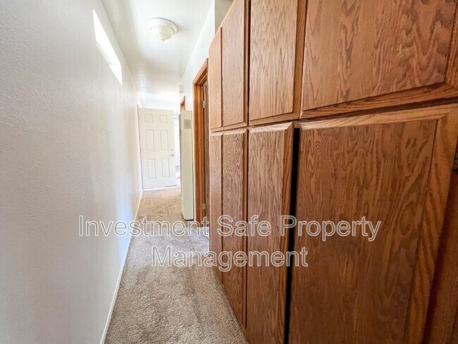 Building Photo - 2504 Gladiola Dr