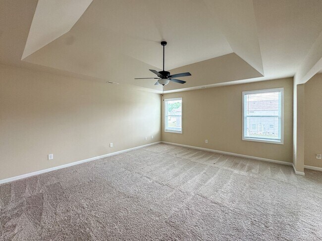 Building Photo - Stunning 5 Bed 4.5 Bath Fayetteville Home with Fenced Yard