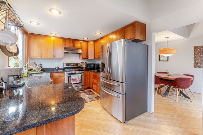 Building Photo - Amazing Custom Home