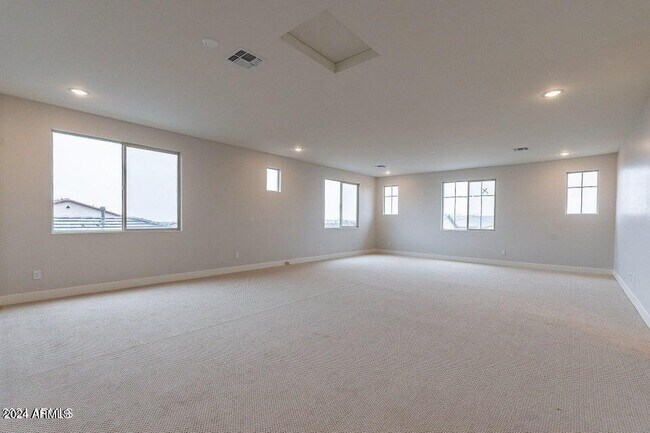Building Photo - 21390 W Meadowbrook Ave