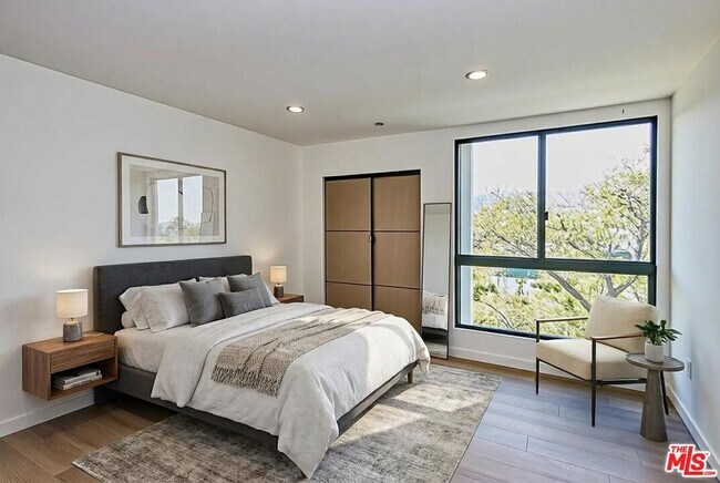 Building Photo - 328 N Maple Dr