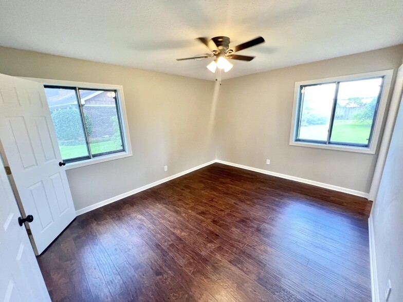 master bedroom - 3412 Camellia Cir