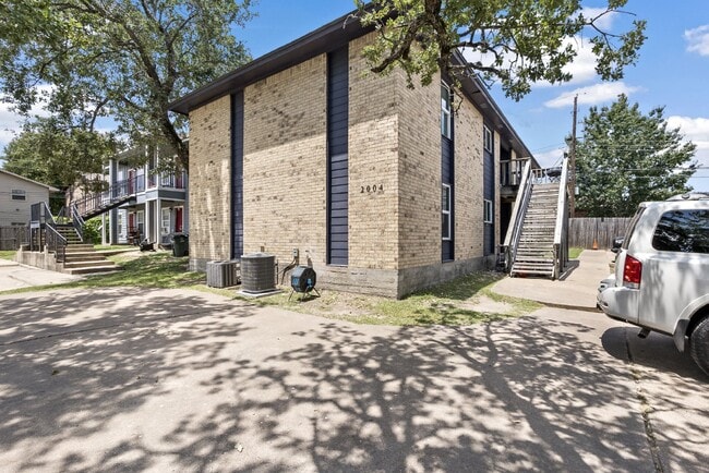 Building Photo - Remodeled 2 Bedroom 2 Bathroom Apartment.