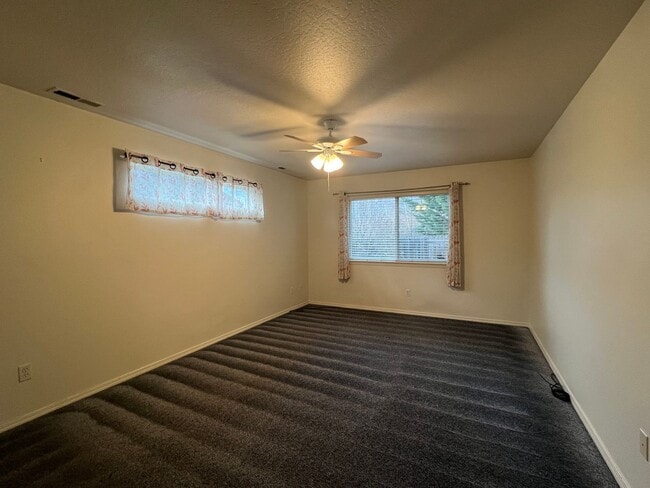 Building Photo - Open Concept Living Close to Downtown Gran...