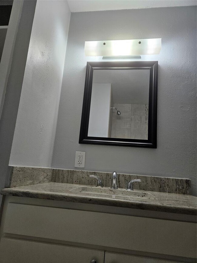 Building Photo - 2305 Cottonwood Dr