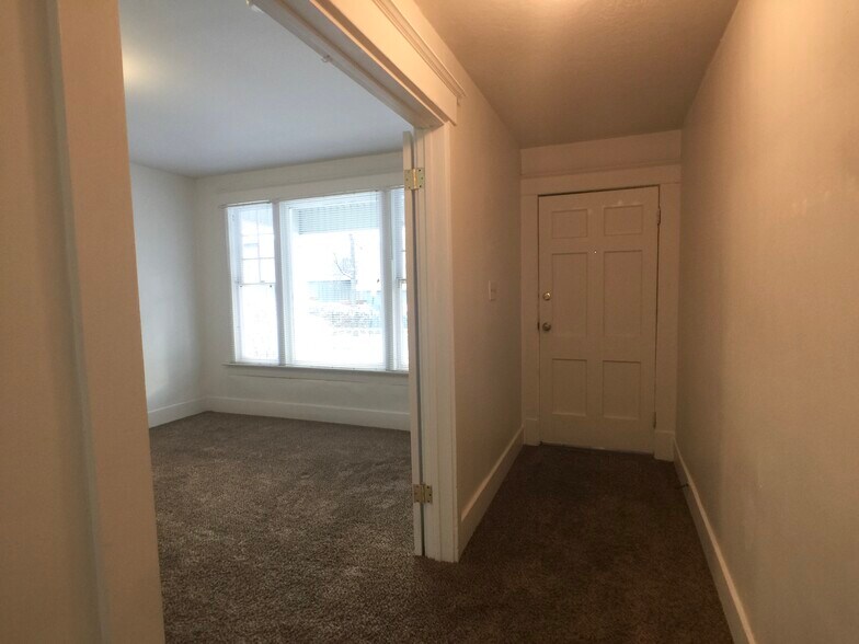 Building Photo - 729 E Linden Ave