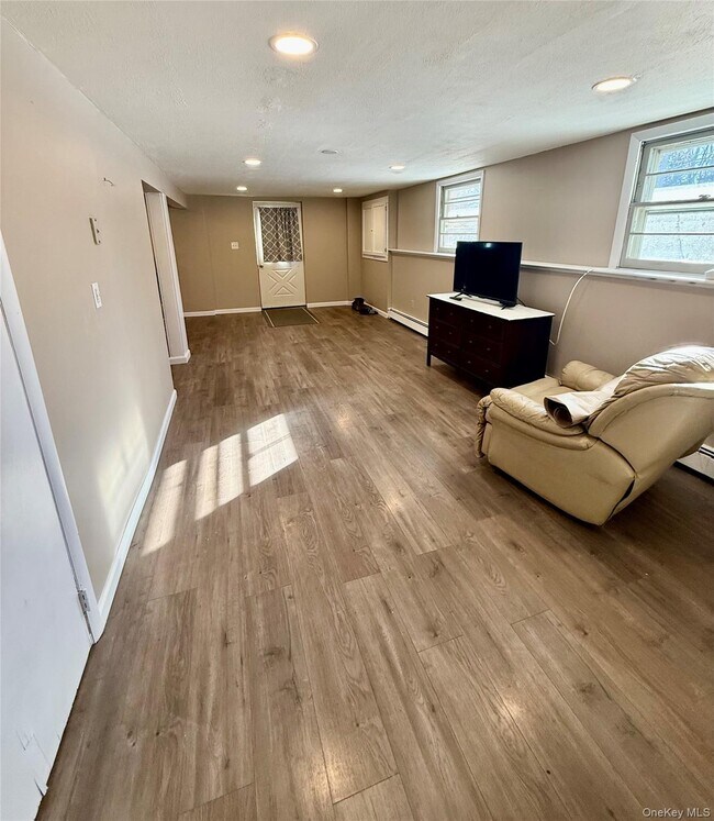 Building Photo - 14 Alary Rd