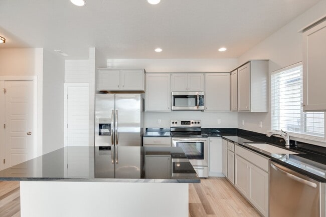 Building Photo - This  3 bedroom, 2.5 bathroom modern townhouse is ready for you!
