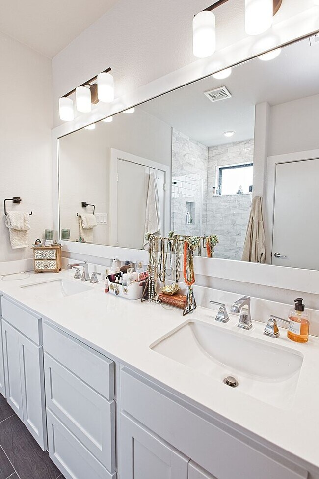Building Photo - Dallas Gated Corner Townhome