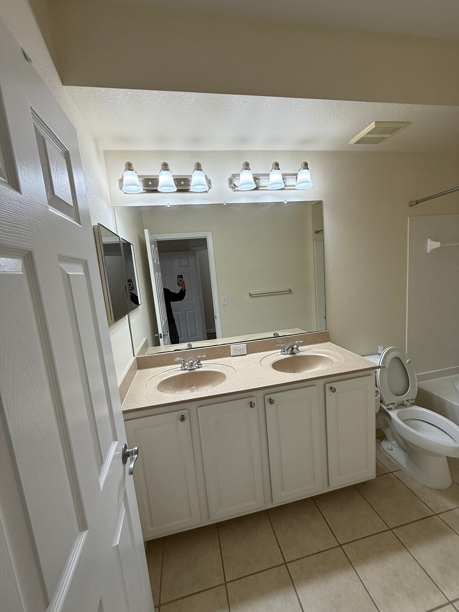 Master Bath - 1 - 10075 Gate Pky N