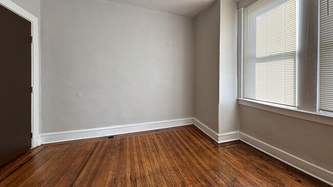Building Photo - 3-bed Philly home with hardwood floors, an...